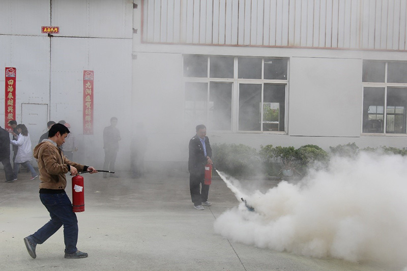 警報響起，員工撤離現(xiàn)場